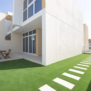 brand-new-luxury-3bedroom-villa-in-damac-hills-2.dubaihotelsoffers.com/