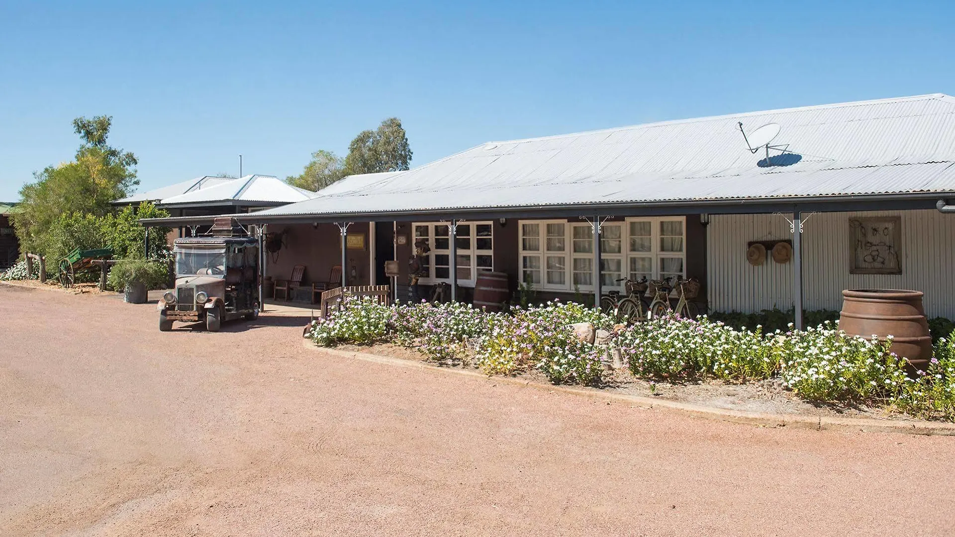 Saltbush Retreat 0*, Longreach